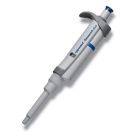 Одноканальная пипетка Eppendorf Research® plus (EU-IVD): фиксированный объем 250 мкл, синий. Высокая точность и надежность, оптимизирована для рутинных лабораторных задач
